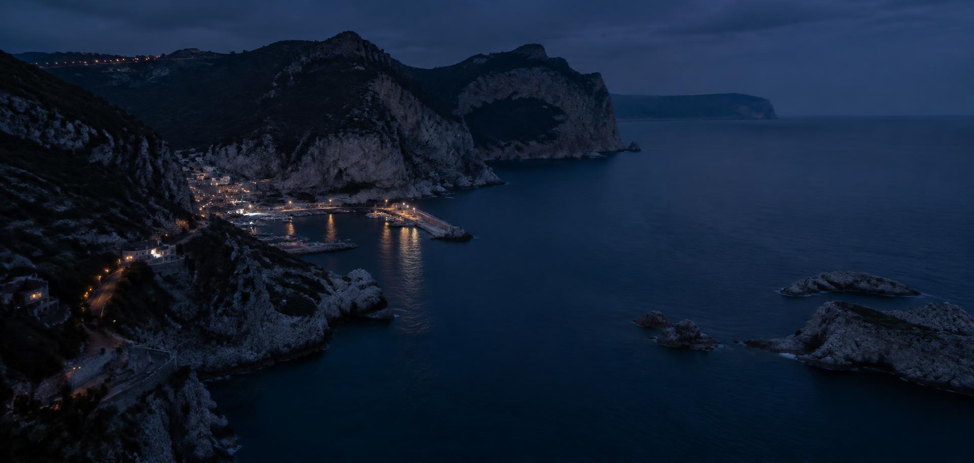 Litoral mediterráneo al anochecer